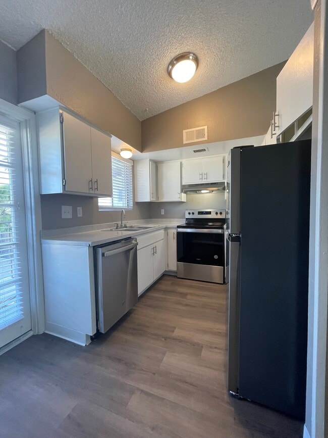 Building Photo - Villas Las Toronjas I