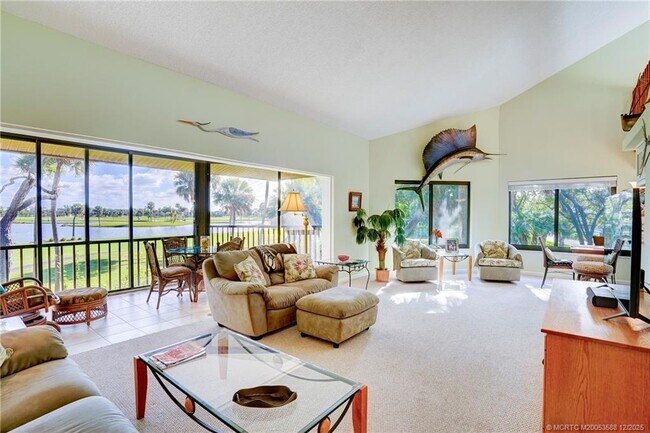 Building Photo - 233 NE Edgewater Dr