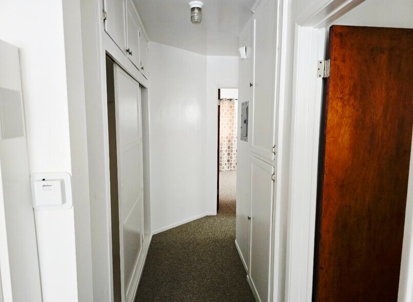 Hallway - 1610 Preuss Rd