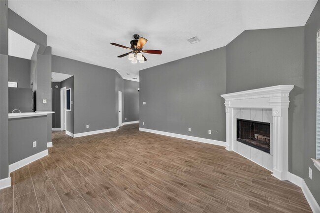 Building Photo - 3519 Crescent Dr