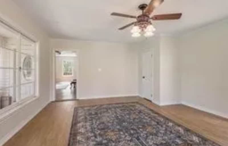 Building Photo - 924 E Houston Ave