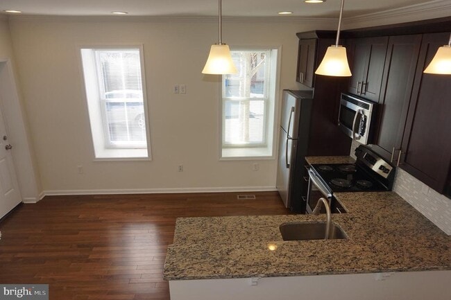 Building Photo - 132 Wendover St