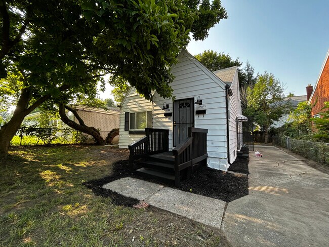 Building Photo - 1708 Cone St