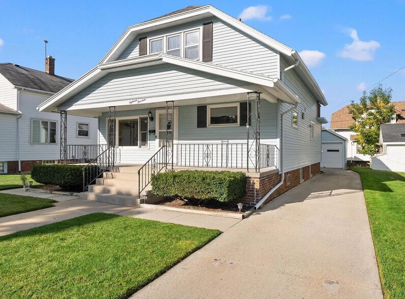 Exterior. Long driveway that leads to garage. - 1814 S 15th St