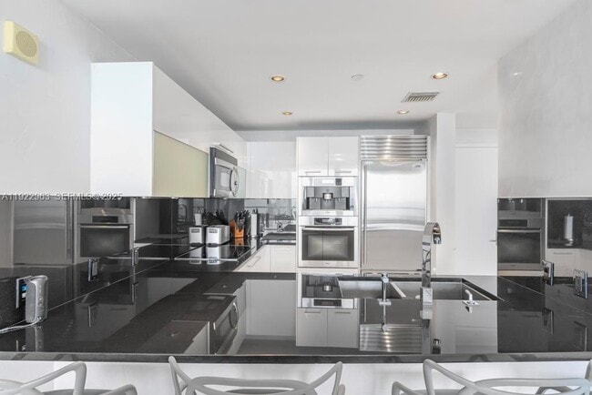 Building Photo - 17121 Collins Ave