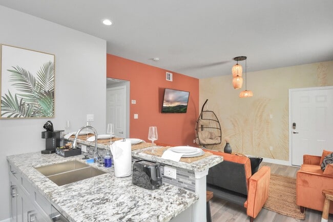 Building Photo - 7823 Gladstone St