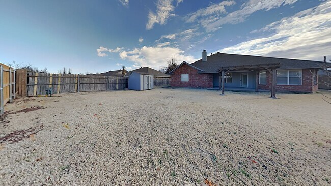 Building Photo - Very Nice 3 Bedroom 2 Bath Home in Yukon Schools