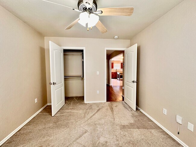 Building Photo - Newer 3 Bedroom off I-240
