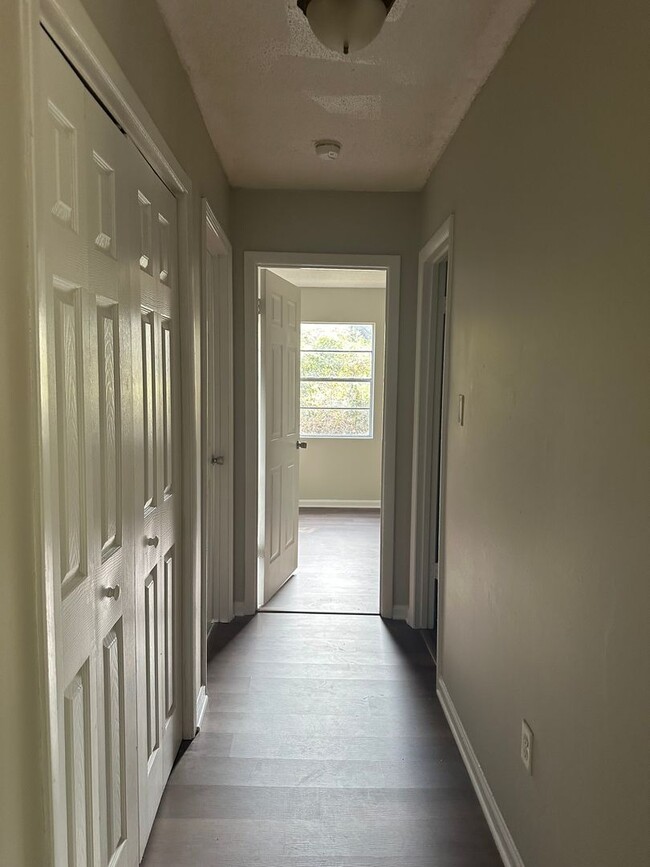 Building Photo - Newly updated pet friendly 3 bedroom duplex.