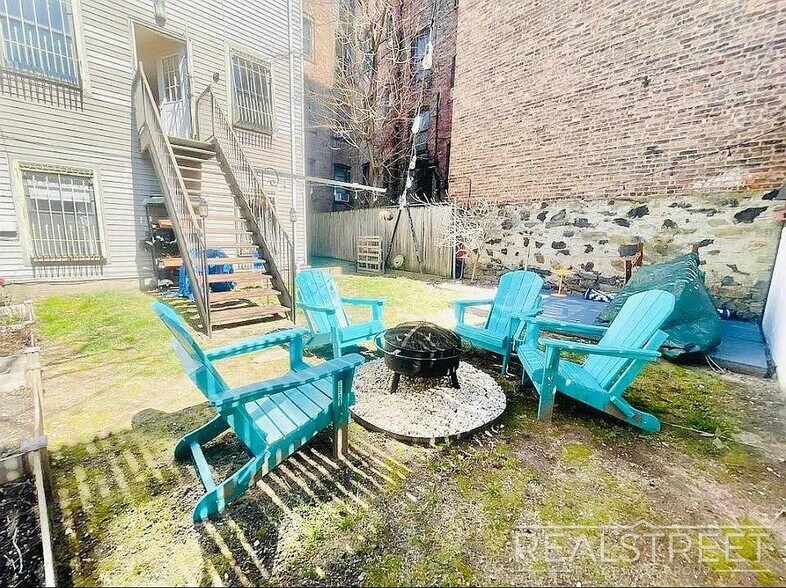 Building Photo - Stunning 1,600 SF Gut-Renovated Duplex Pen...