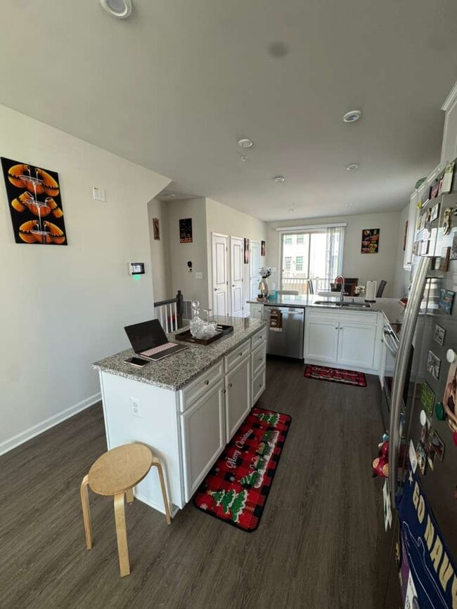 Building Photo - Biground