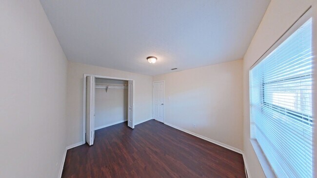 Building Photo - 921 E Poinsettia Ave