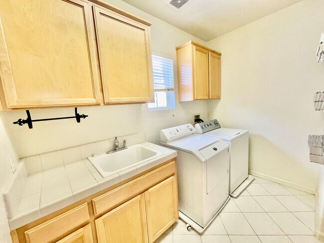 Building Photo - Perfect Shape Pleasanton Single Family Home