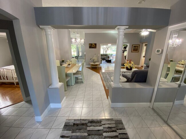 Building Photo - Spectacular ANNUAL LEASE, Fully Furnished ...