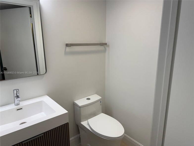 Building Photo - 540 Brickell Key Dr