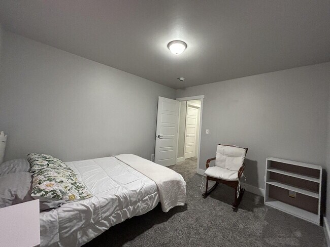 Building Photo - Beautiful Fully Furnished 3 Bed, 2.5 Bath Townhouse on Corner Lot