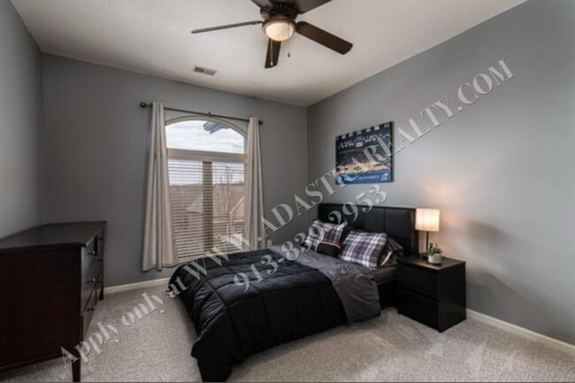 Building Photo - Gorgeous 5 Bed 5 Bath Home in Olathe-Comin...