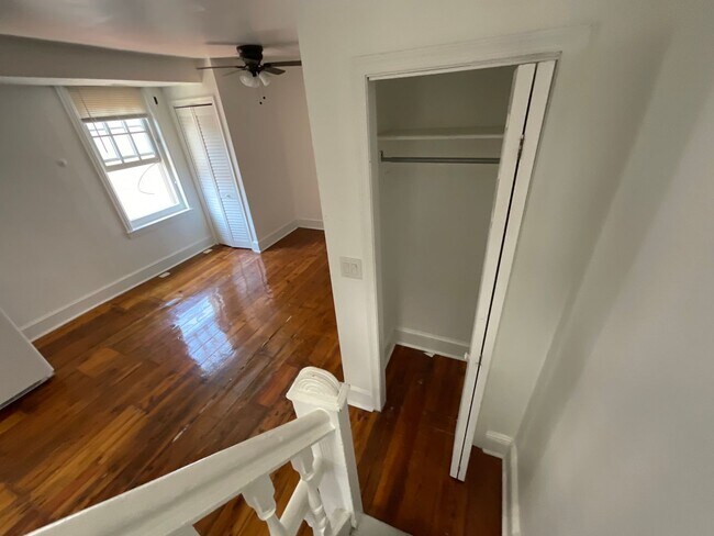 Building Photo - 624 Catharine St