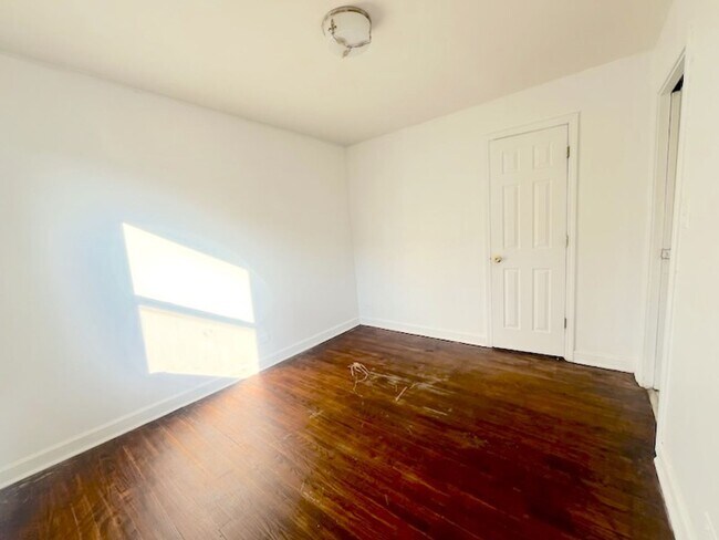 Building Photo - NORTH SIDE - Spacious 2BD/1BTH unit for rent!