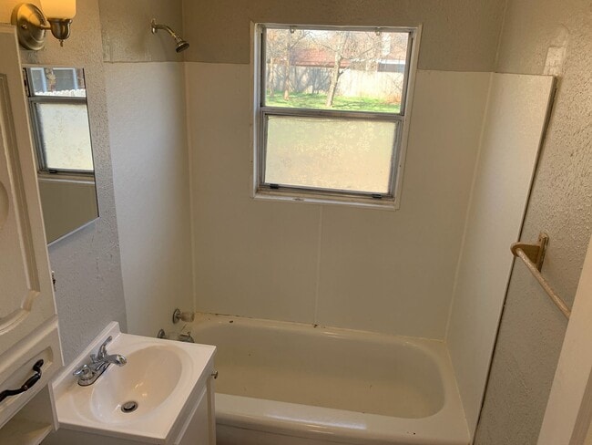 Building Photo - Very Nice 2 Bed 1 Bath Home In Great Locat...