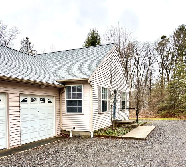 Building Photo - 402 Warren Rd