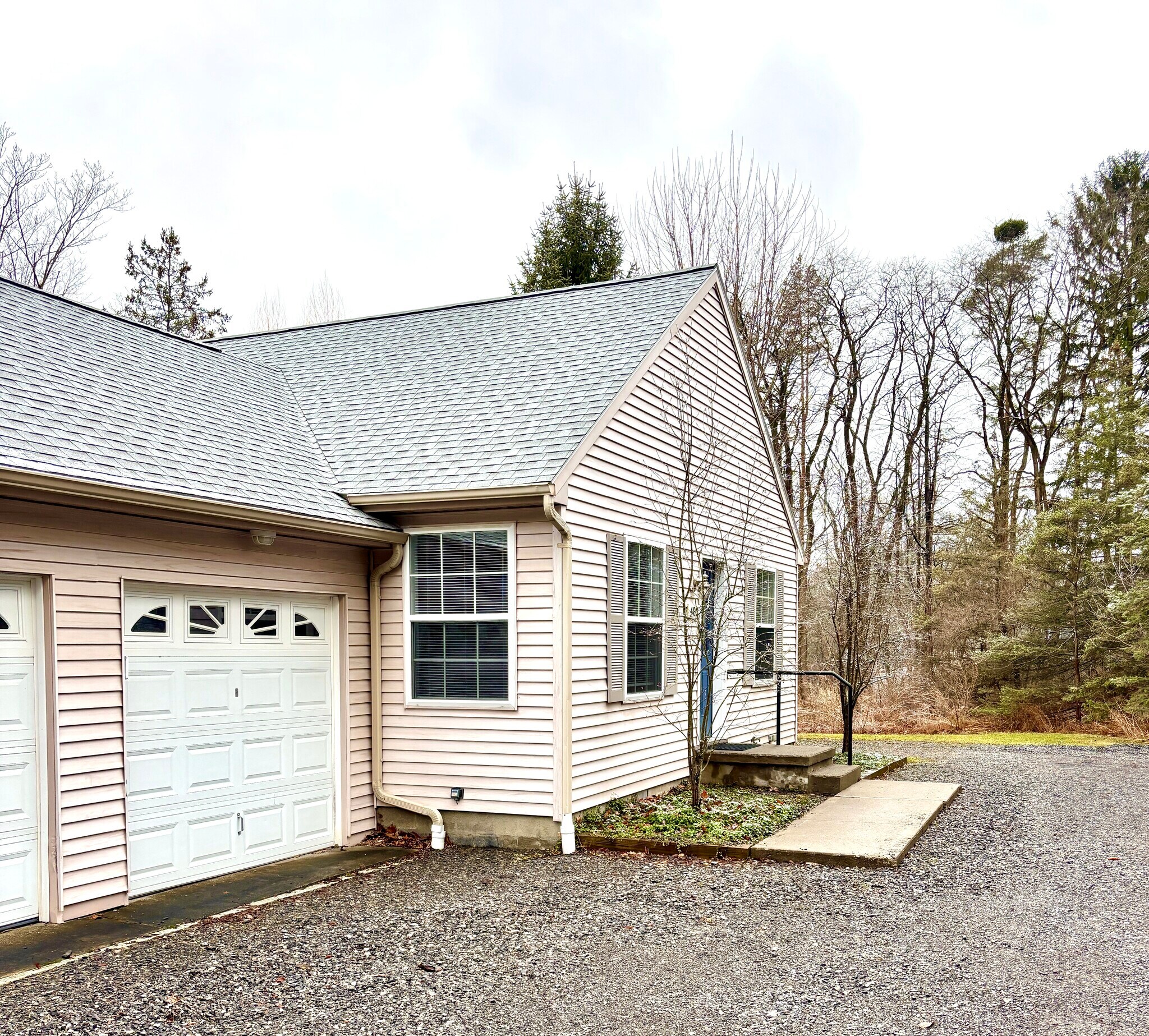 Building Photo - 402 Warren Rd