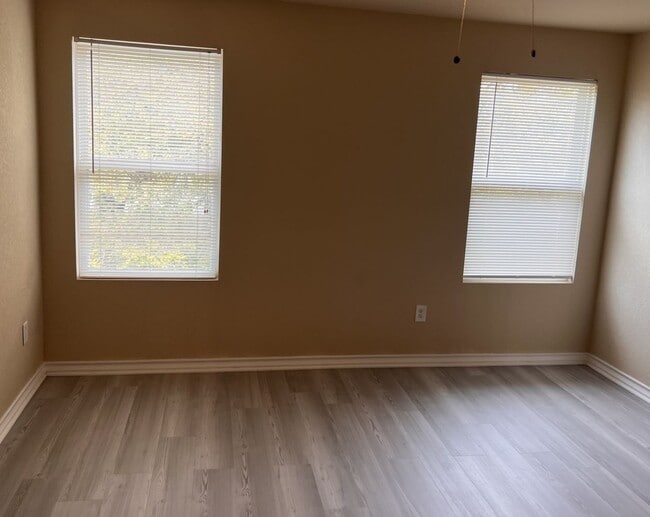 Building Photo - Luxury Townhome in Selma!