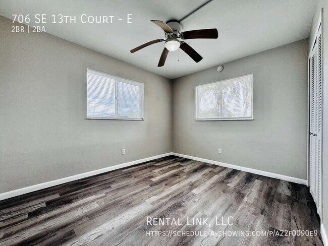 Building Photo - 706 SE 13th Ct