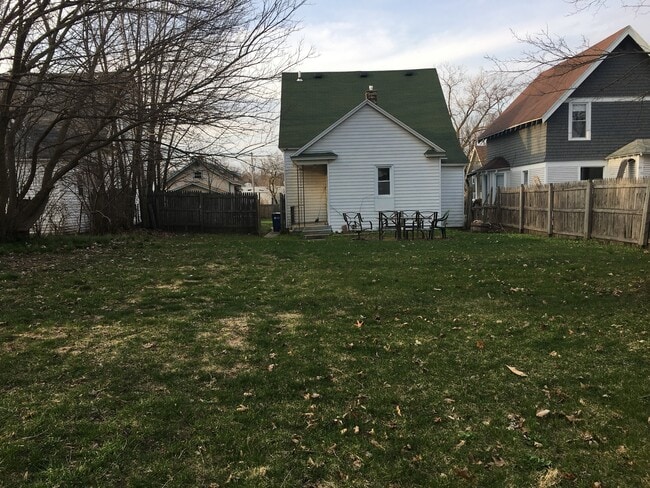 Building Photo - 936 Crescent St NE