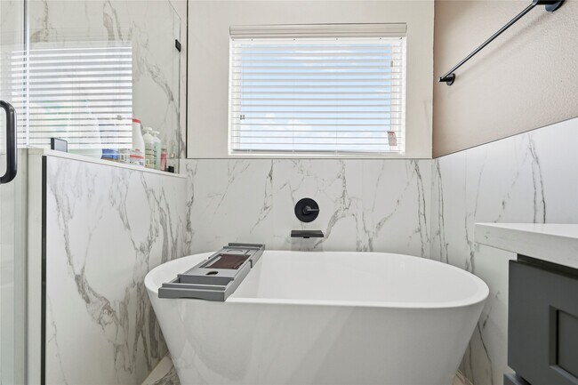 Building Photo - 2502 Tuam St