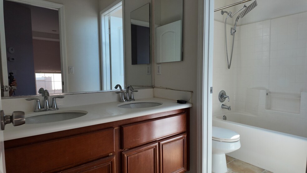 Building Photo - 5769 Paddington Dr
