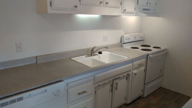 Building Photo - *Newly Refurbished ** First Month Free!