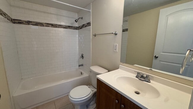 Building Photo - Affordable Ground-Floor Unit with Great City Access