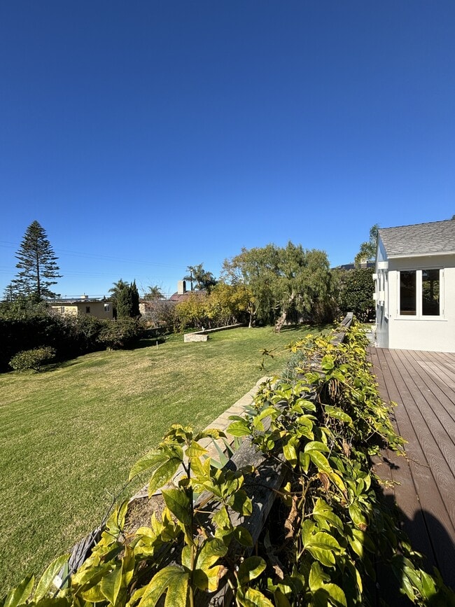 Building Photo - 1090 Devonshire Dr