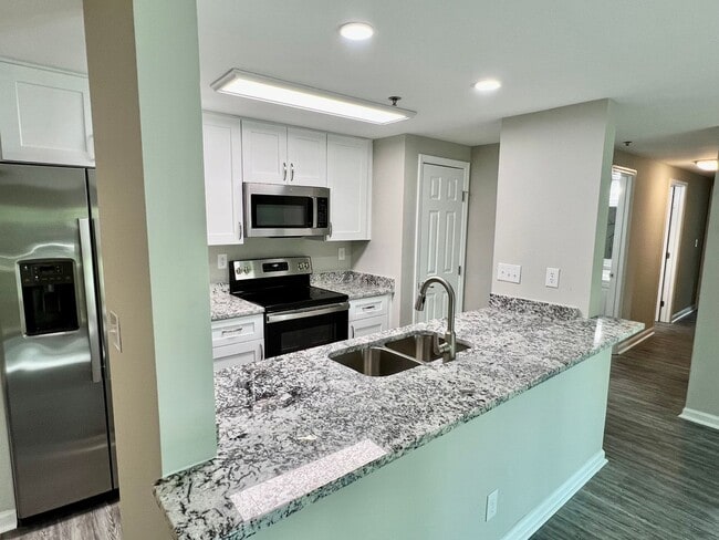 Building Photo - University Spacious 1st floor Condo