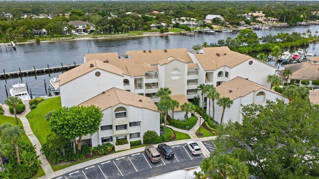Building Photo - 811 Oak Harbour Dr