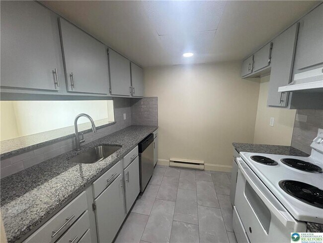 Building Photo - 5 Stonewood Pl