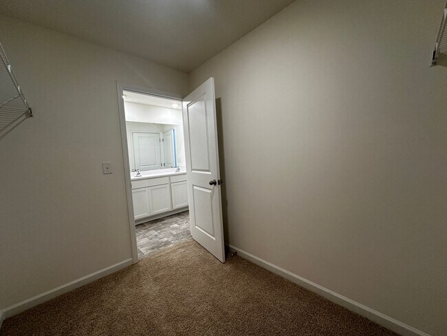 Building Photo - E. Morristown - 3 bed/2.5 bath home with g...