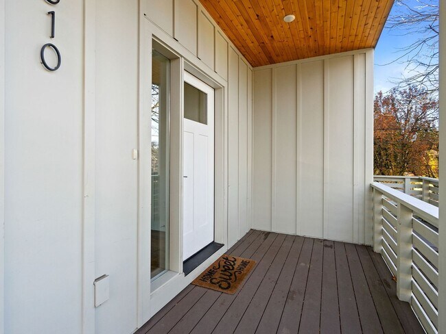 Building Photo - 4 bed/3.5 Bath Townhouse in Richmond Neighborhood, SE Portland