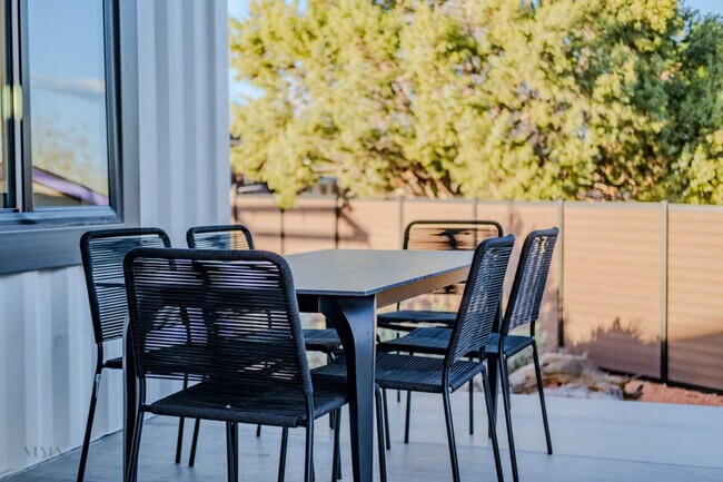 Building Photo - 736 W Rider Dr