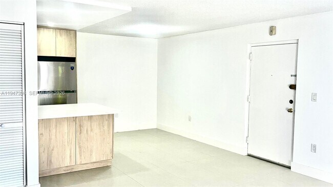 Building Photo - 10810 N Kendall Dr