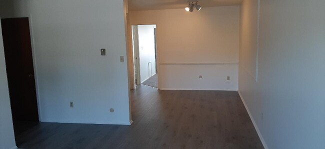 Building Photo - 112 Elm St