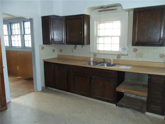 Building Photo - 1121 E 7th St