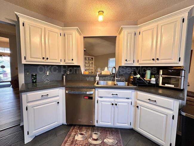 Building Photo - 17316 Valley Crst