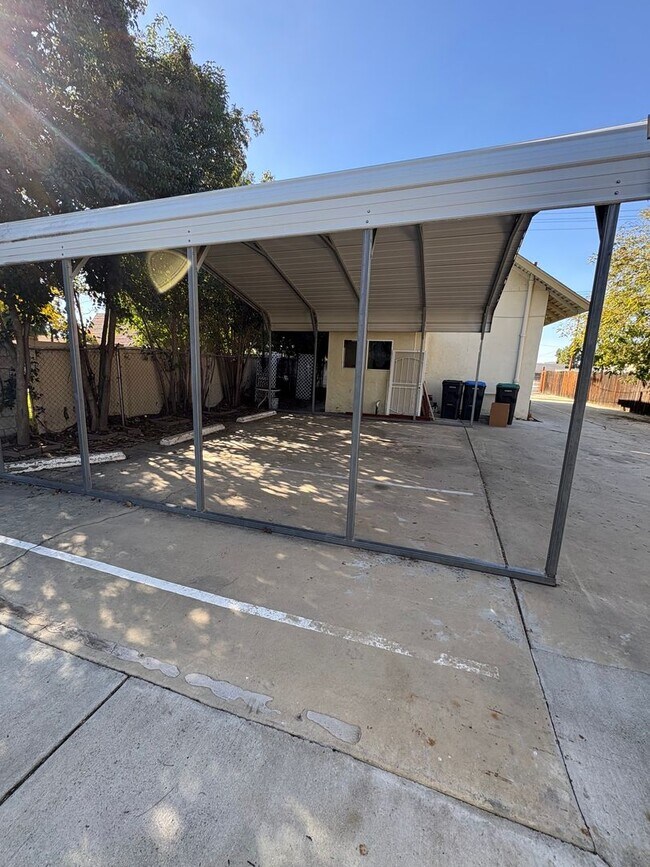 Building Photo - FOR RENT!! AVAILABLE 12/20/2025