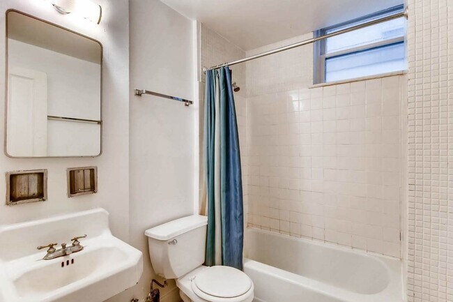 Building Photo - 722 W 18th St