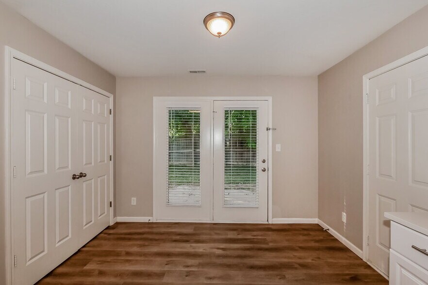 Building Photo - 450 Southgate Dr