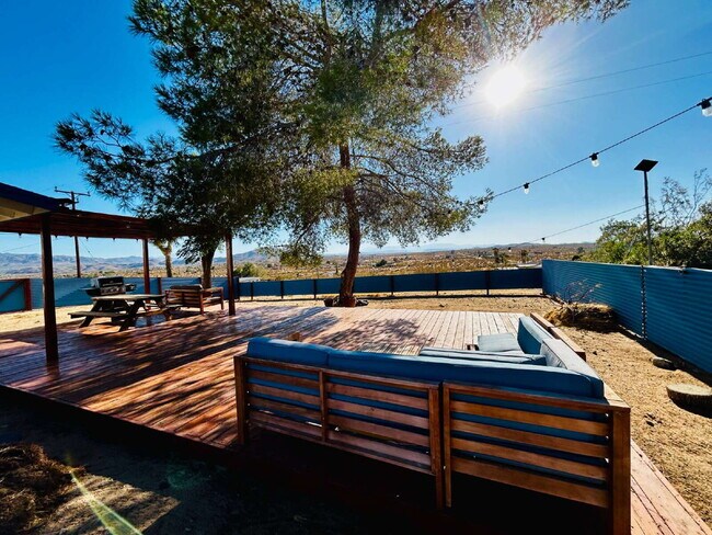 Building Photo - Gorgeous Home Surrounded by Panoramic Views