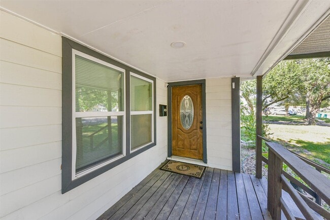 Building Photo - 1102 W Hart Ave