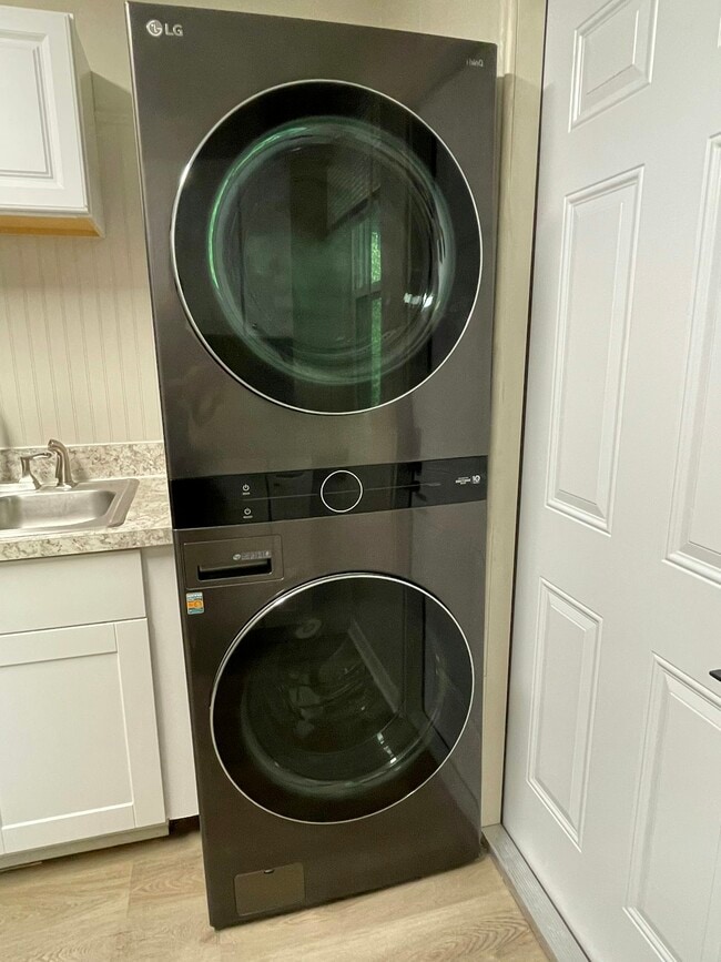 Building Photo - 1575 W 19th St